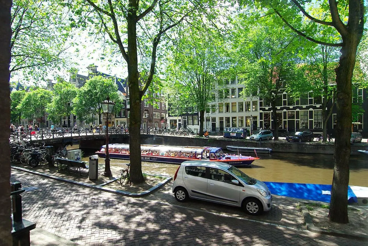 1637: Historic Canal View Suites Amsterdam 3*,