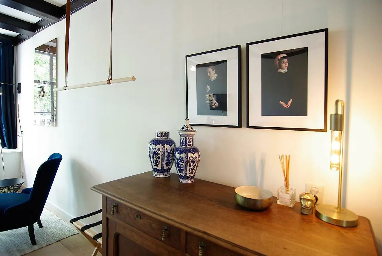 1637: Historic Canal View Suites Amsterdam 3*,